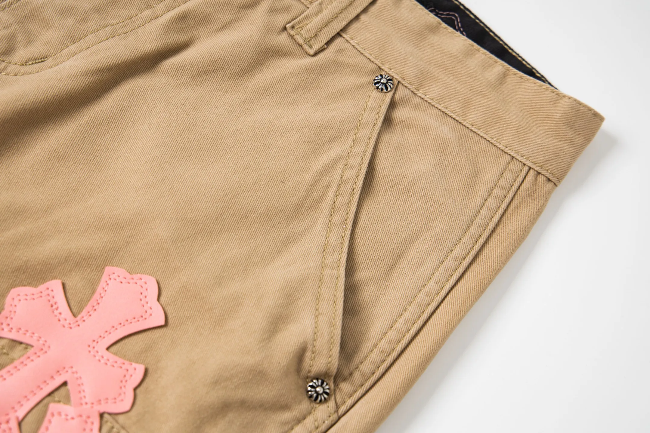 P260 Chrome Hearts Cherry Blossom Pink Leather and Wooden Spliced ​​Washed Jeans Authentically restore the ultimate vintage texture. Three-dimensional version. Loose and comfortable, not picky about the figure. Makes taller and slimmer. Factory-made. Original factory quality control. Same style for men and women. Can be matched with couples. Versatile recommendation. Must-have jeans for all seasons. Fashionistas have been disappointed. The quality selection of fabrics, the tailoring of details, and the matching of patterns are all impeccable! The upper body is so handsome when worn...it can be easily worn by men, women and children! The craftsmanship is made of heavy-duty washed pure cotton denim fabric. After washing, it is soft and thick. It is very stylish when worn on the body. Style number: 1758# (the same jacket is available) Color: Khaki Size: 28 30 32 34